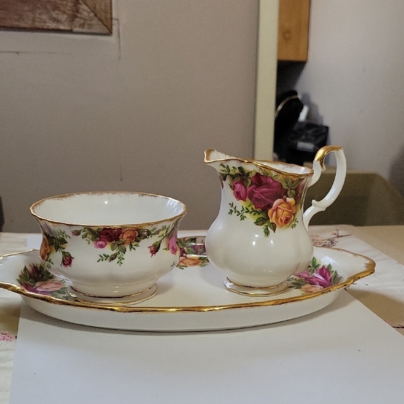 Royal Albert Other - 1962 Royal Albert~ Old Countrt Roses~ Cream & Sugar Set